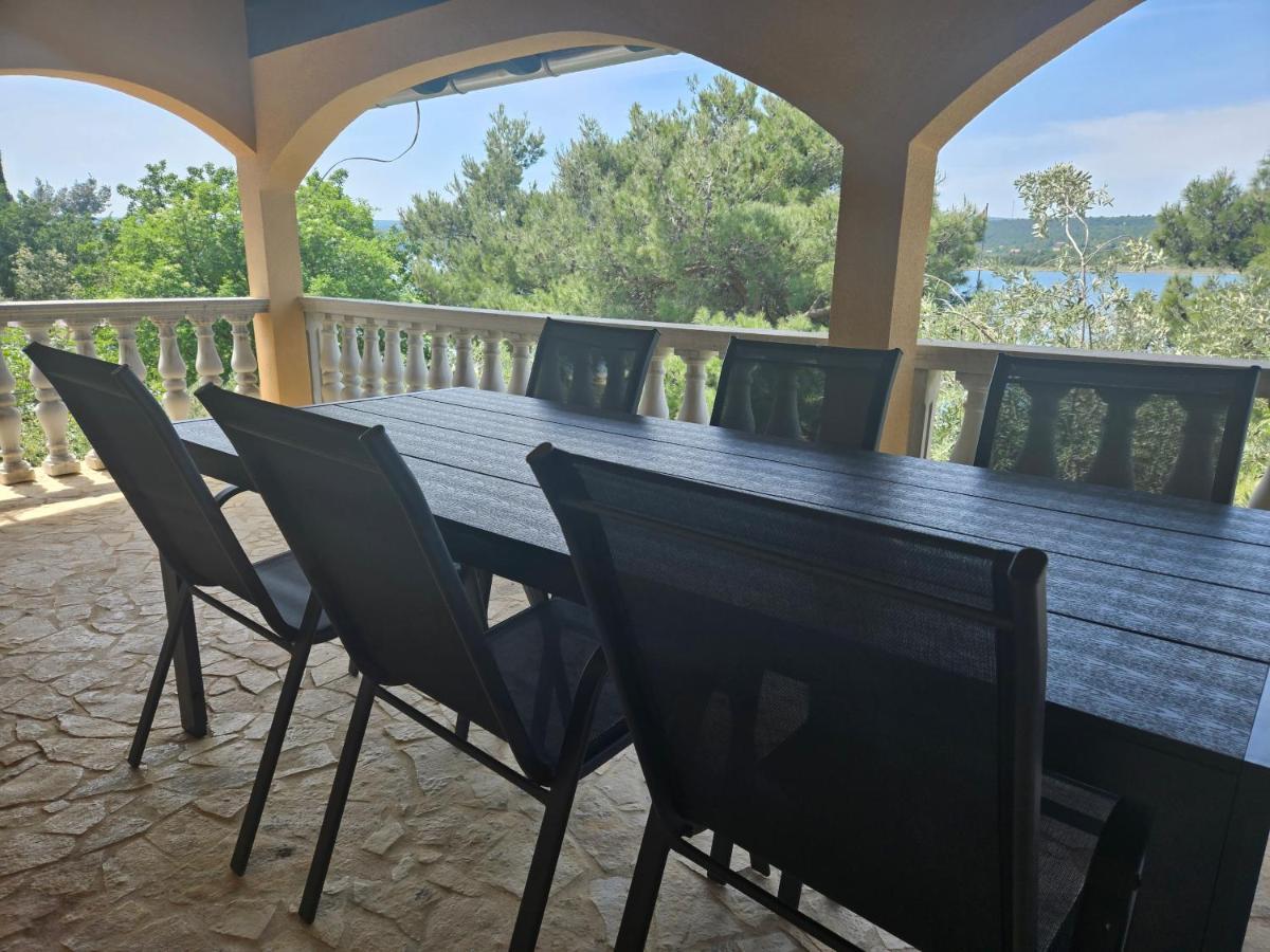 Villa Punta Blava: Beachfront Family Retreat with Sea Views Obrovac Exterior photo