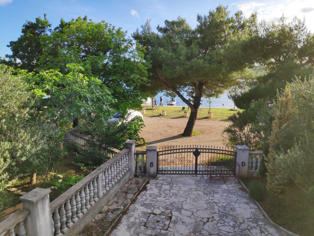 Villa Punta Blava: Beachfront Family Retreat with Sea Views Obrovac Exterior photo