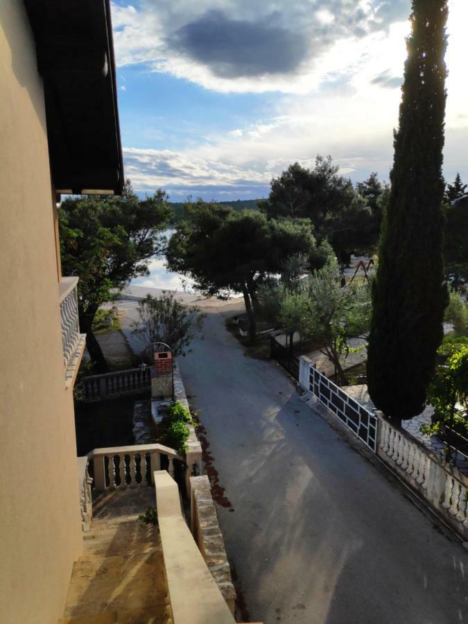 Villa Punta Blava: Beachfront Family Retreat with Sea Views Obrovac Exterior photo