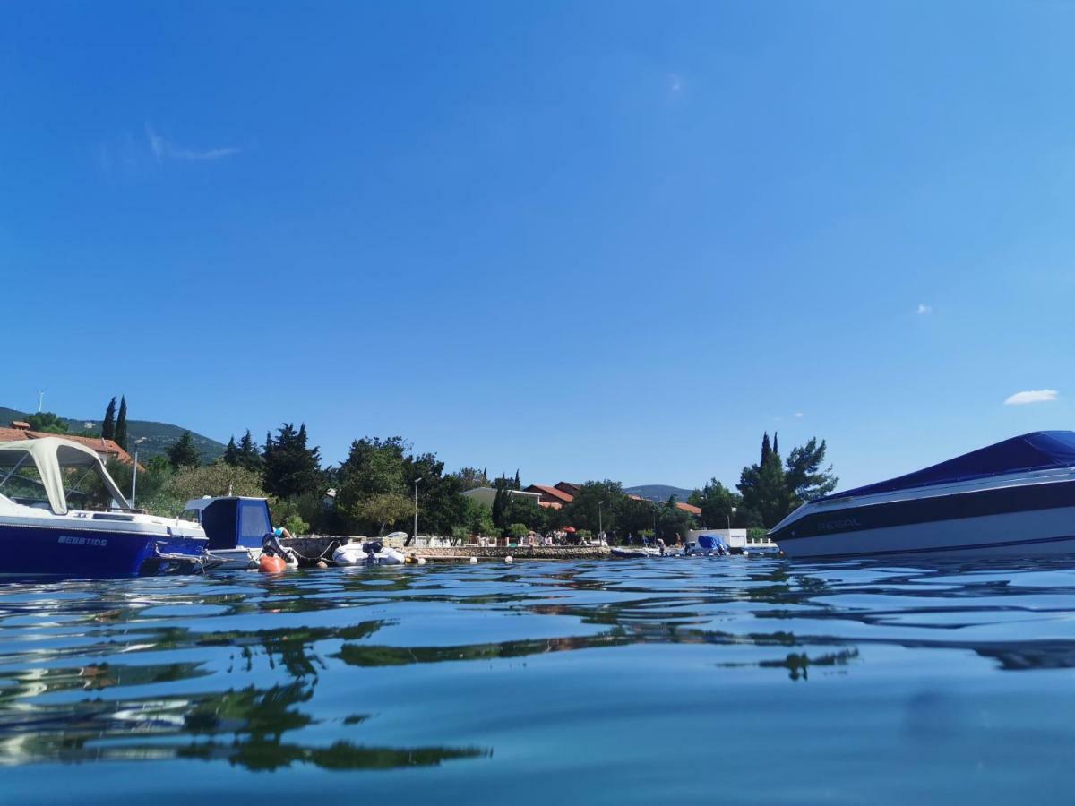 Villa Punta Blava: Beachfront Family Retreat with Sea Views Obrovac Exterior photo