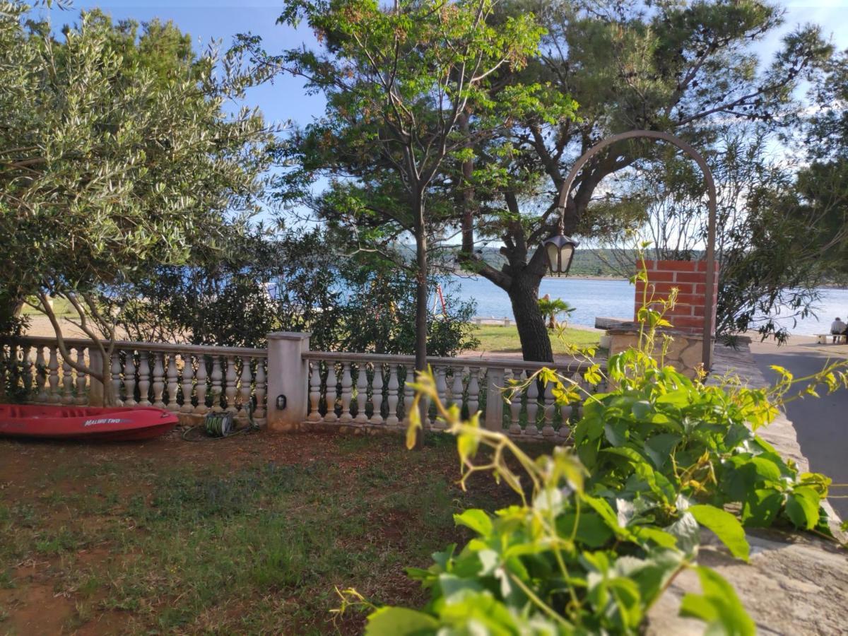 Villa Punta Blava: Beachfront Family Retreat with Sea Views Obrovac Exterior photo