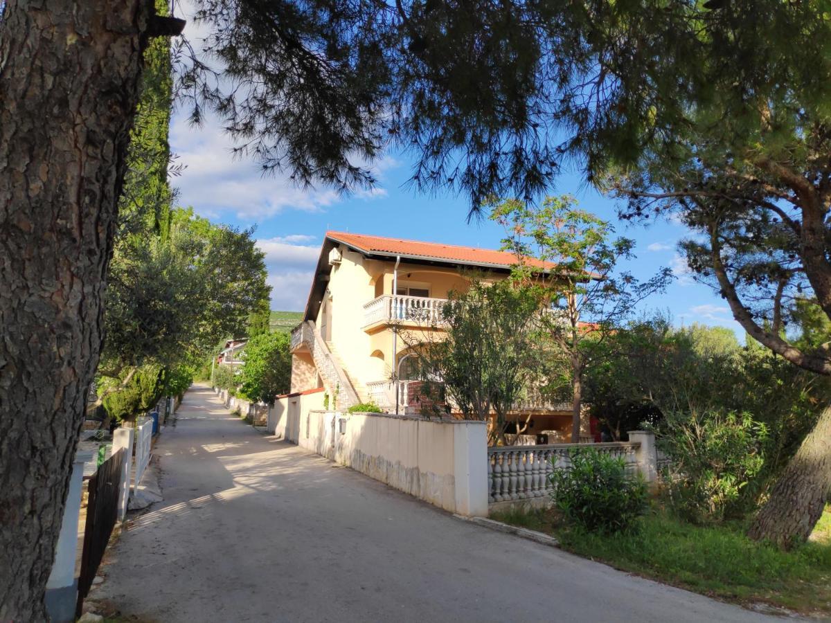 Villa Punta Blava: Beachfront Family Retreat with Sea Views Obrovac Exterior photo